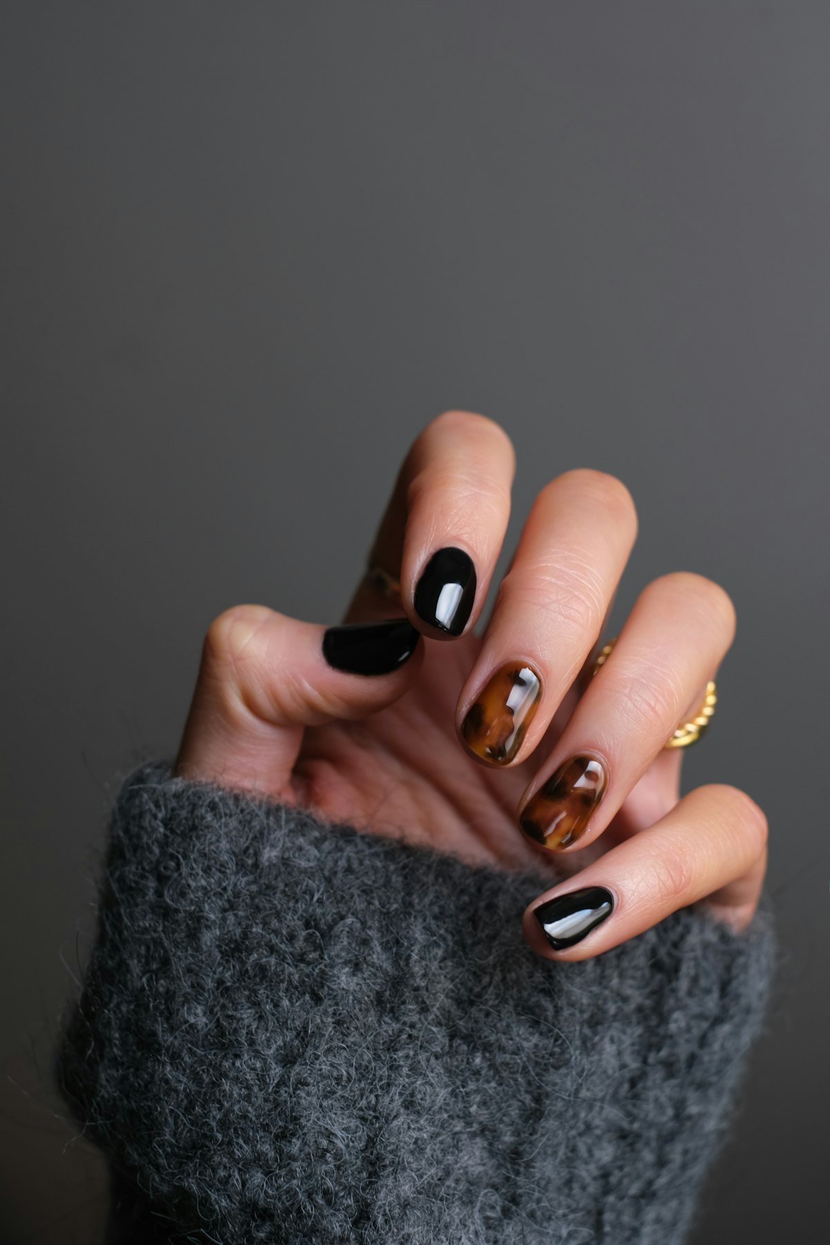 Ongles vernis foncés et écaille