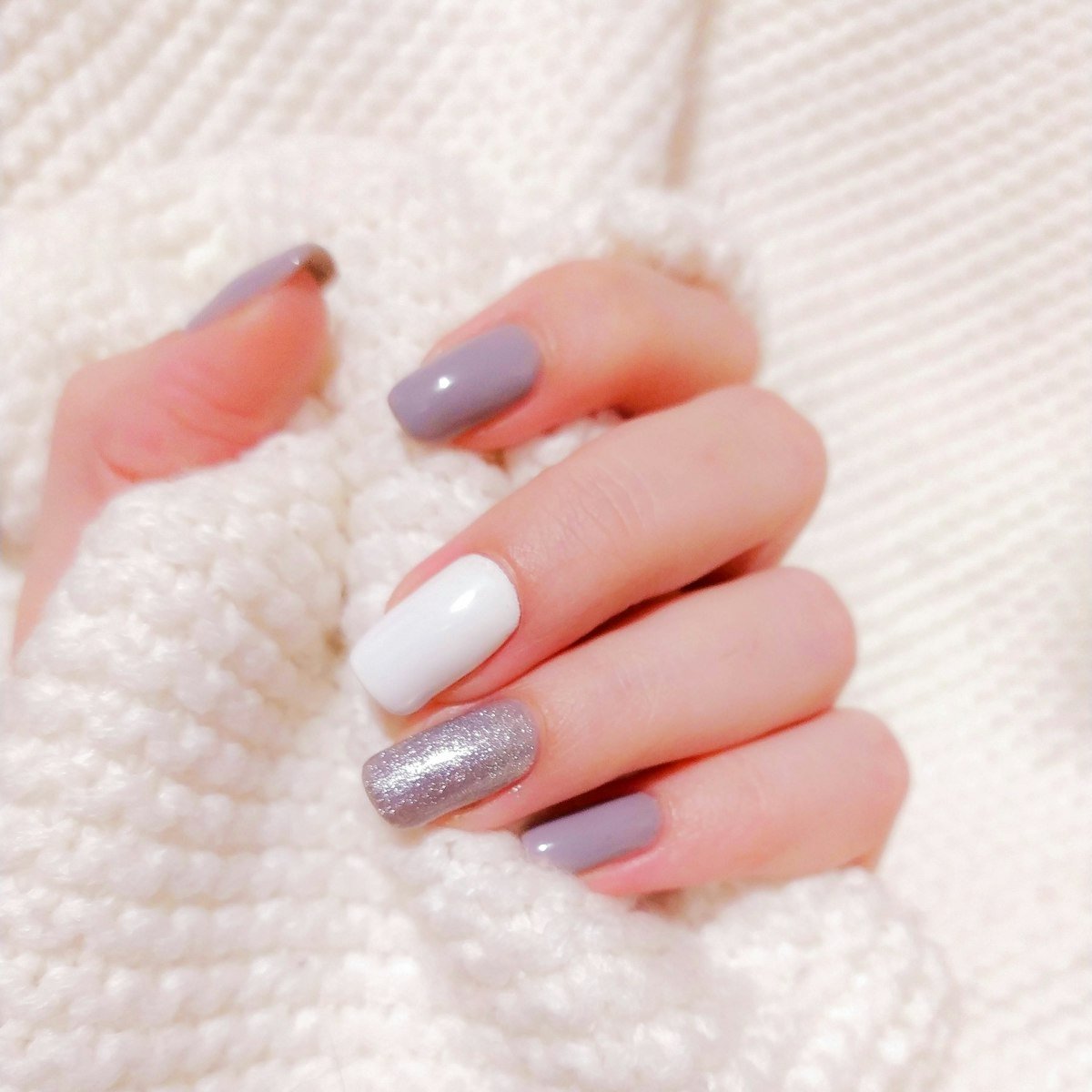 Ongles semi-permanent lilas, blanc et pailleté