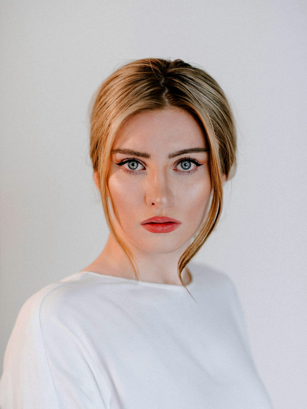 Portrait d'une femme au regard sublimé, teint naturel