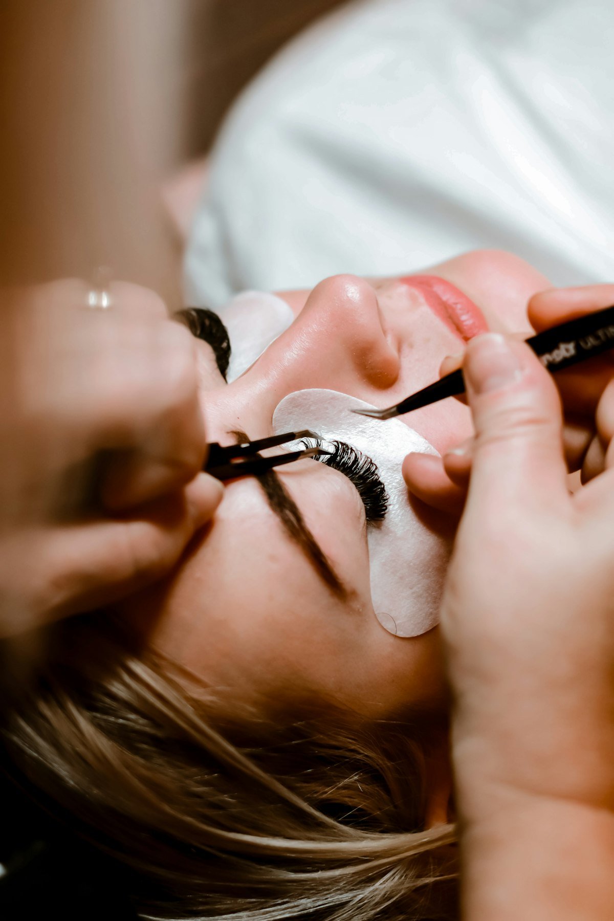 Pose de soin des cils à la pince